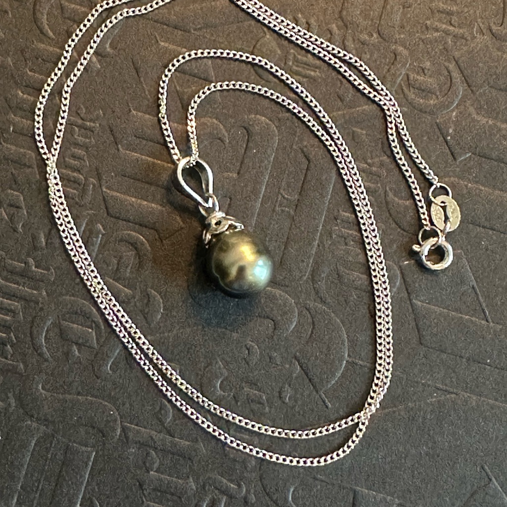 Silver Gray Tahitian Oblong Pearl Pendant On Sterling Silver 20” Italian Chain